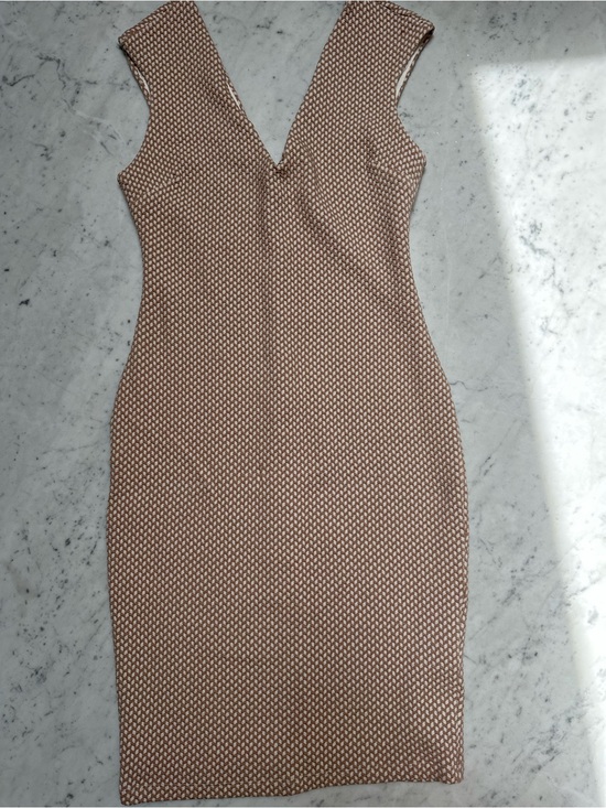 bebe Dresses & Skirts - bebe Sleeveless V-Neck Midi Dress in Tan and Cream Print